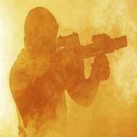 Studijski snimak policijskih specijalnih snaga u M. A.-U s automatskom puškom na narančastoj vatri. Ispis plakata Olega Zabelina