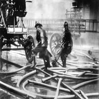 Požar U Tvornici U MBL-U. Vatrogasci Nose Tijelo Žrtve Požara U Tvornici U Mlinu. Fotografija, ožujak 1911. Ispis plakata od